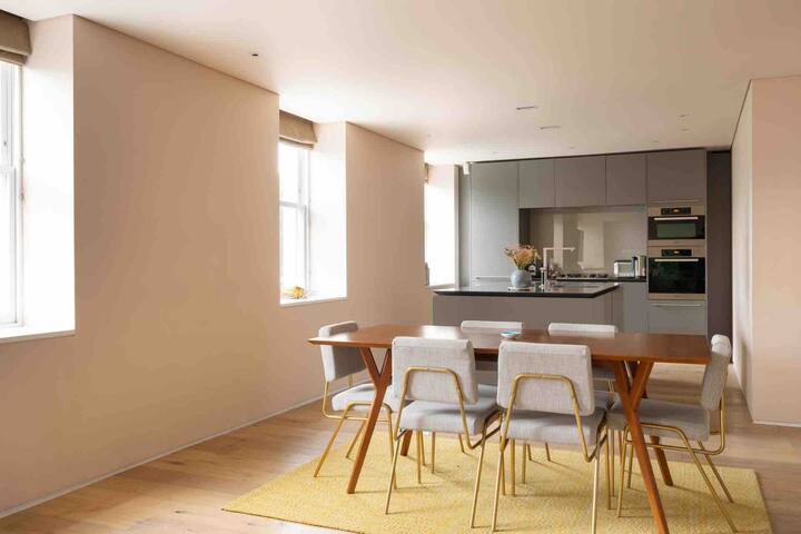 Luxury 2BR Notting Hill Flat • Terraces, Lift & AC gallery image 3