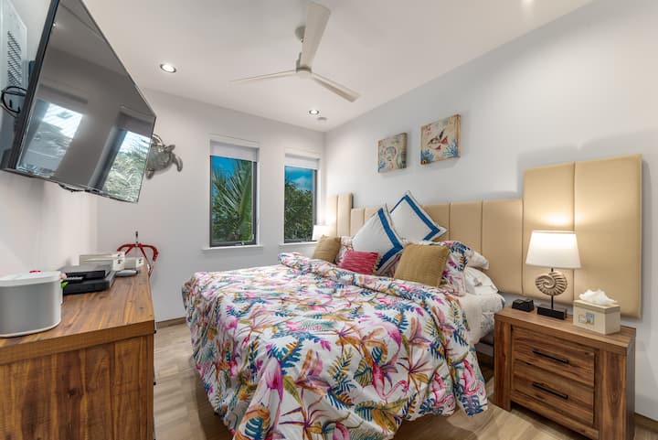King bedroom (can be configured as 2-twins)