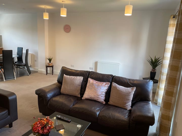 Entire Spacious Town House 8 Sleeps, Free Parking - Basingstoke