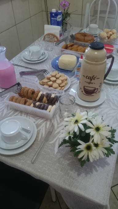 "Café da manhã, com produtos de qualidade e da região."