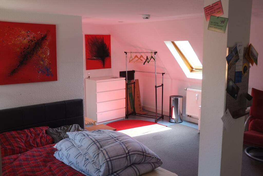 Fenster nach Ost, Süd und West sorgen für angenehmes Licht | Windows to the east, south and west ensure the room is always well-lit