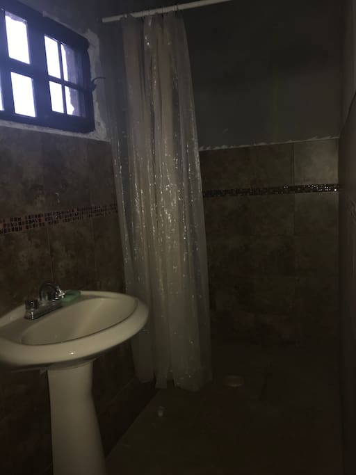 Baño con regadera con agua caliente