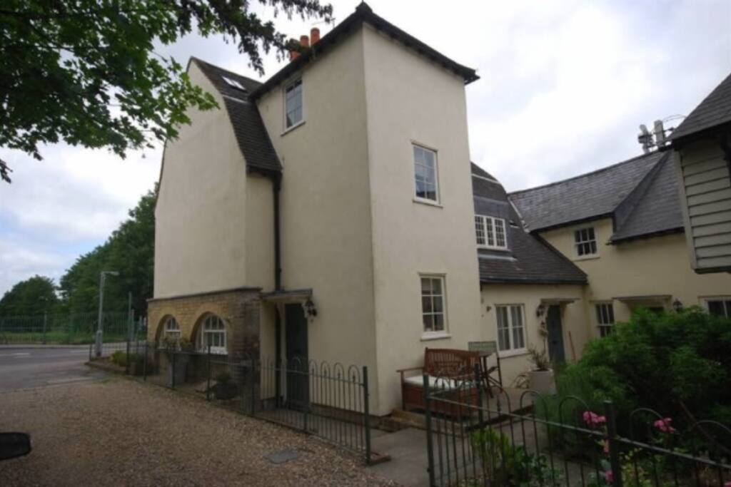 Entrance to the house through the private drive.