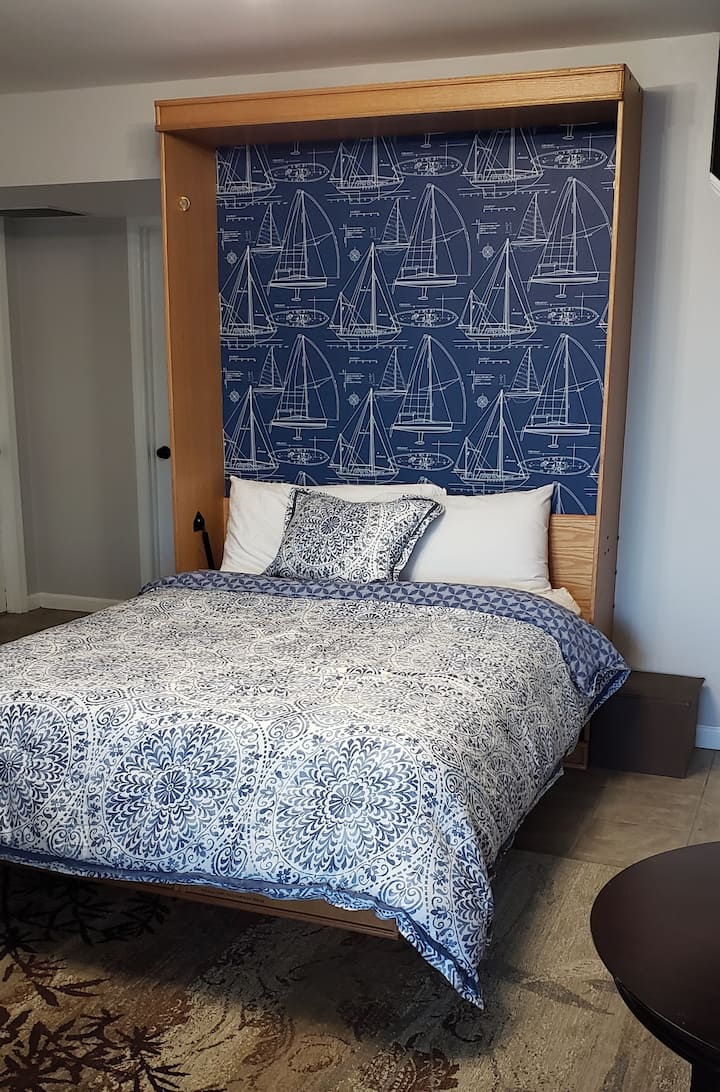 Lit Queen Murphy dans le salon en bas (espace commun).