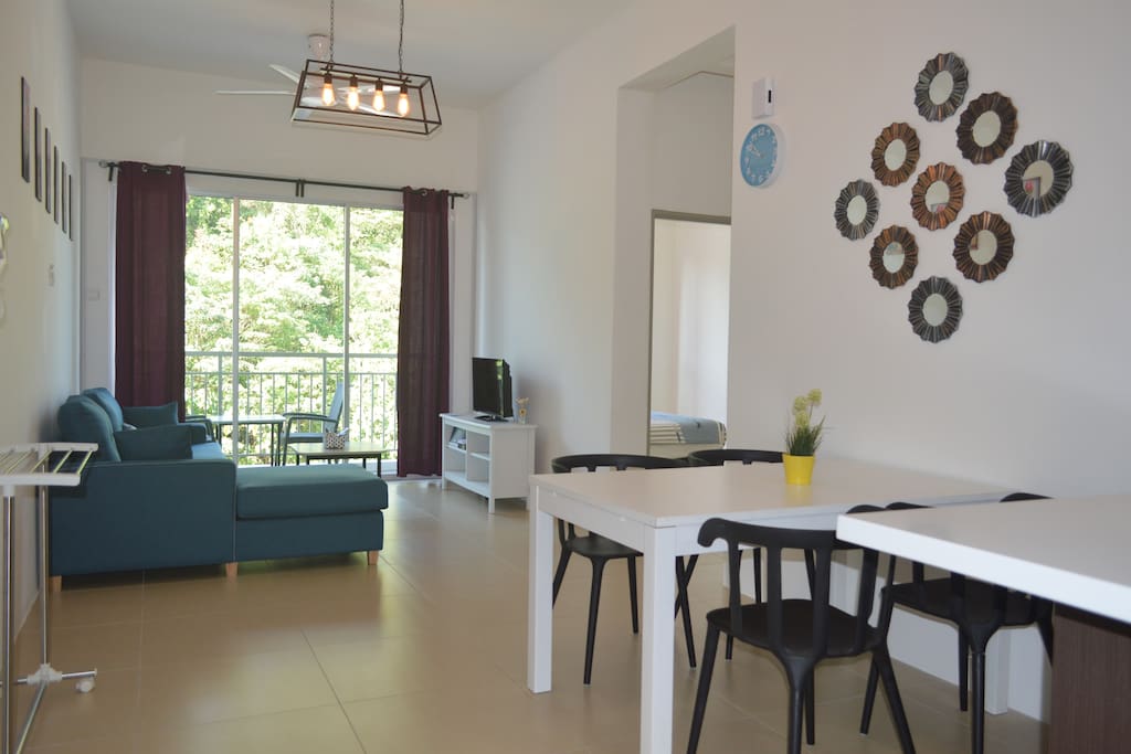 Spacious living & dining area