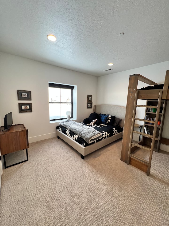 Kitanda cha malkia na roshani ya ukubwa kamili na iliyojengwa kwenye dawati