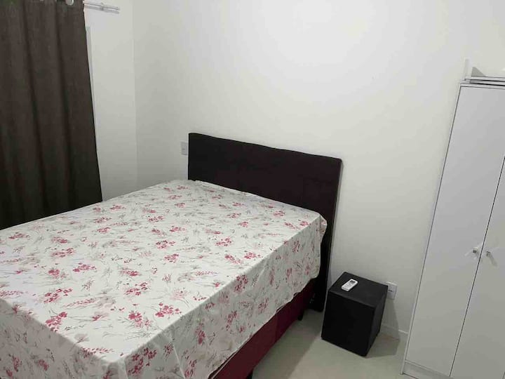 Საძინებელი 3- ორადგილიანი საწოლი, 1 ორკარიანი გარდერობი და კონდიციონერი.