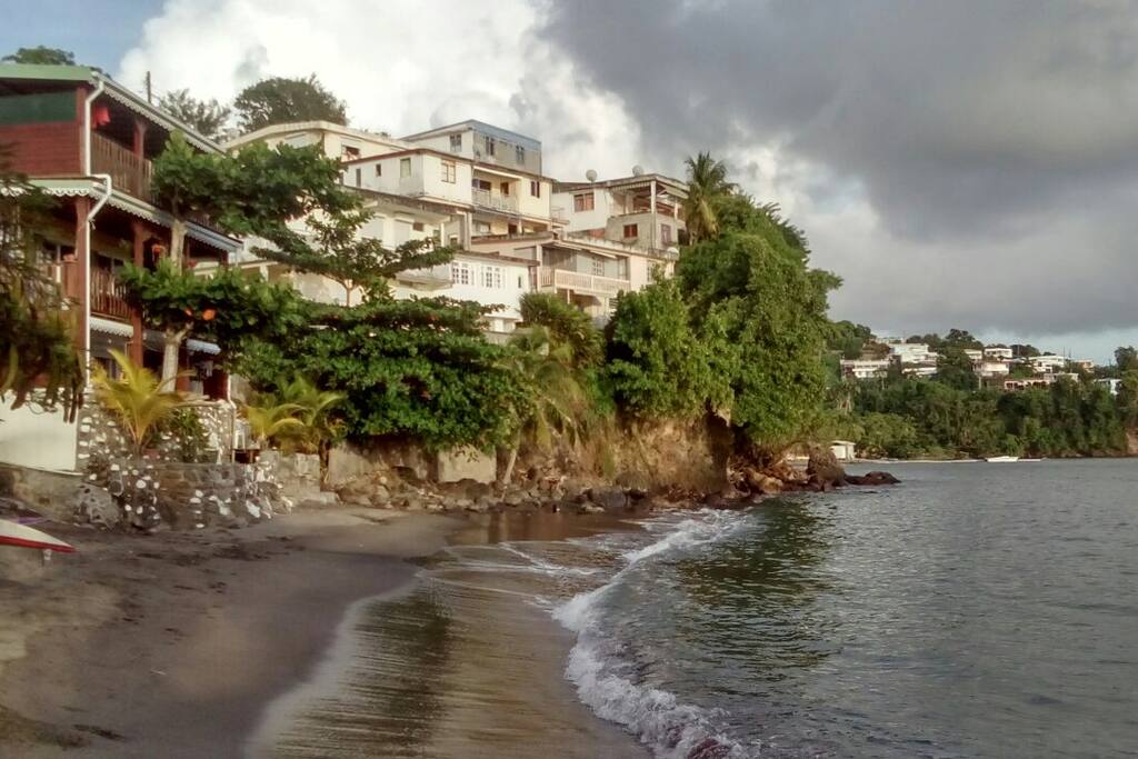 vue depuis la plage qui se situe a 10 mètres à pied de la maison