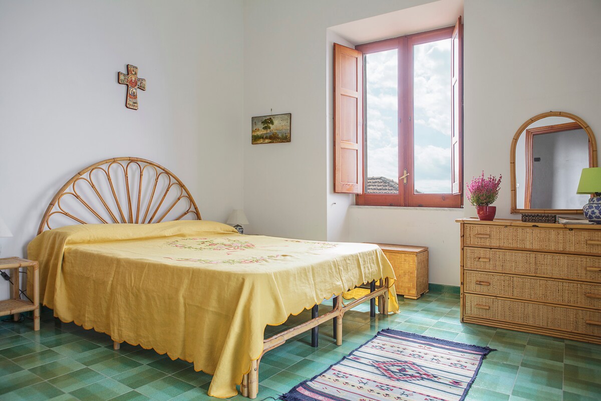 ორი ორადგილიანი ნომრიდან ერთ‑ერთი, რომელსაც აქვს ფანჯარა ტერასაზე