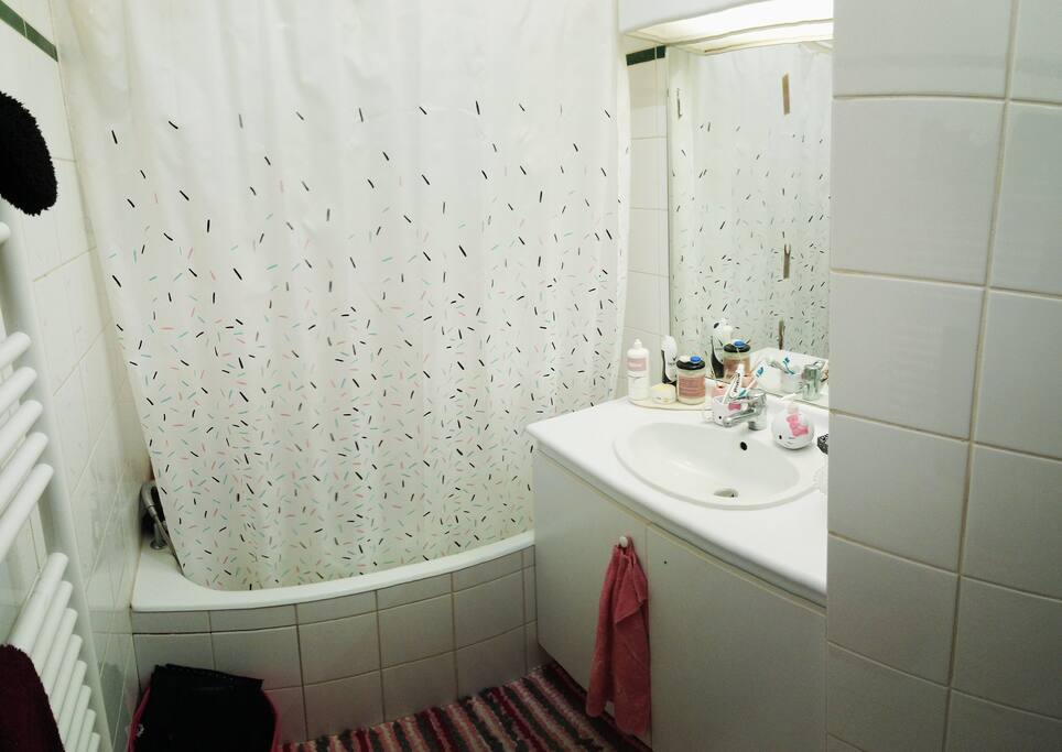 La salle de bain, avec baignoire :) A votre disposition, des serviettes et des produits de douche.