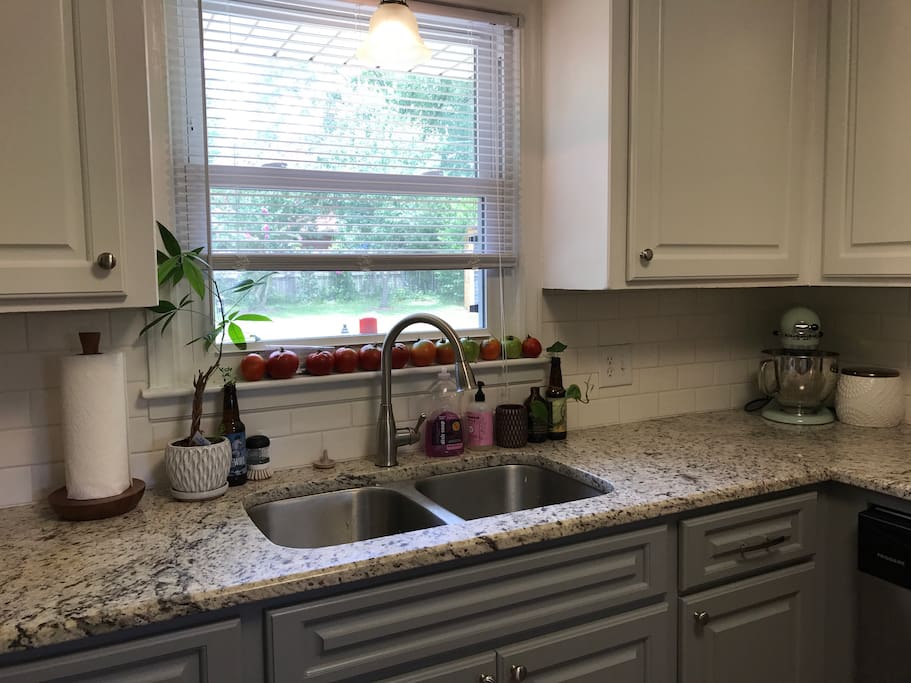 Spacious modern kitchen with Microwave, Oven, Fridge, Several Appliances, Dinnerware & Cutlery