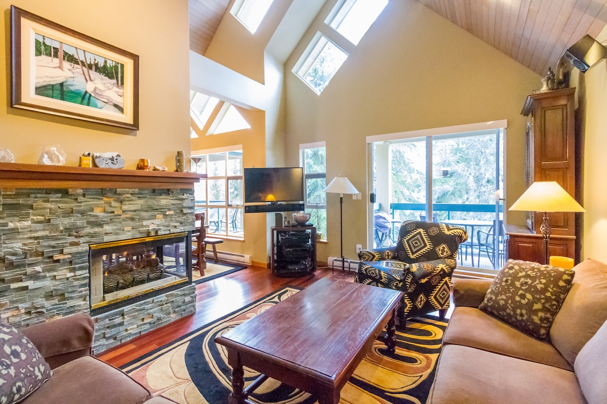 Sala de estar y balcón del lado oeste con barbacoa y mesa de comedor