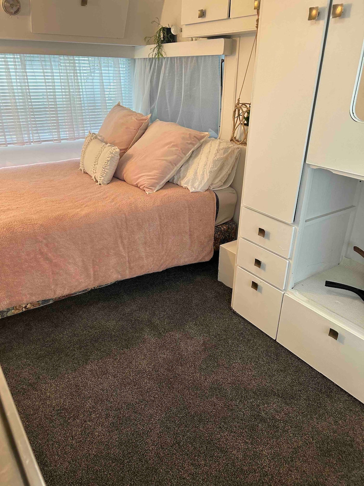 Kitanda cha watu wawili kwenye msafara