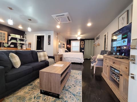 2nd Street Retreat - Studio w/ King Bed, Bike Shed