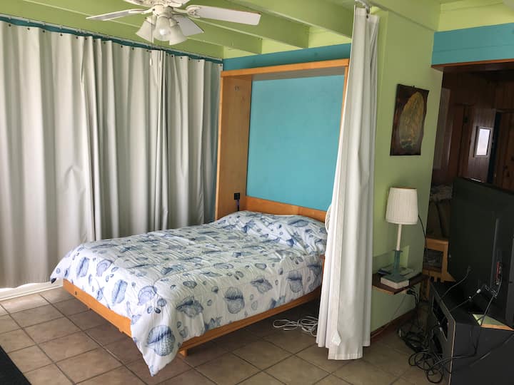 Kitanda cha ukutani kilicho na mwonekano wa bahari. 