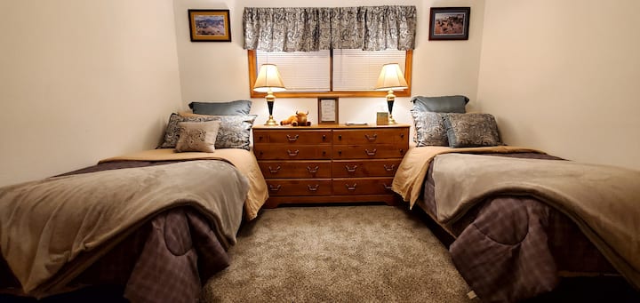 2号卧室配备两张xl单人床，或者房客可以要求一张加大双人床