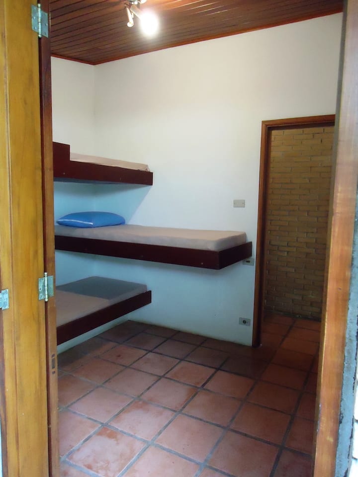 חדר עם 3 מיטות קומתיים