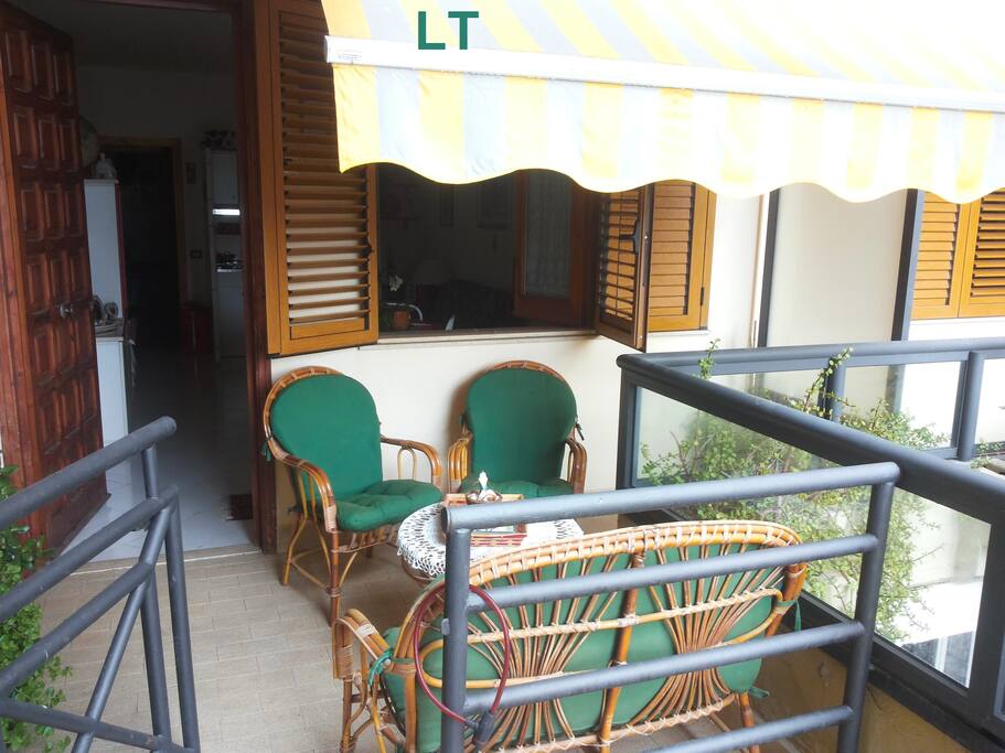 Il terrazzino frontale con vista mare