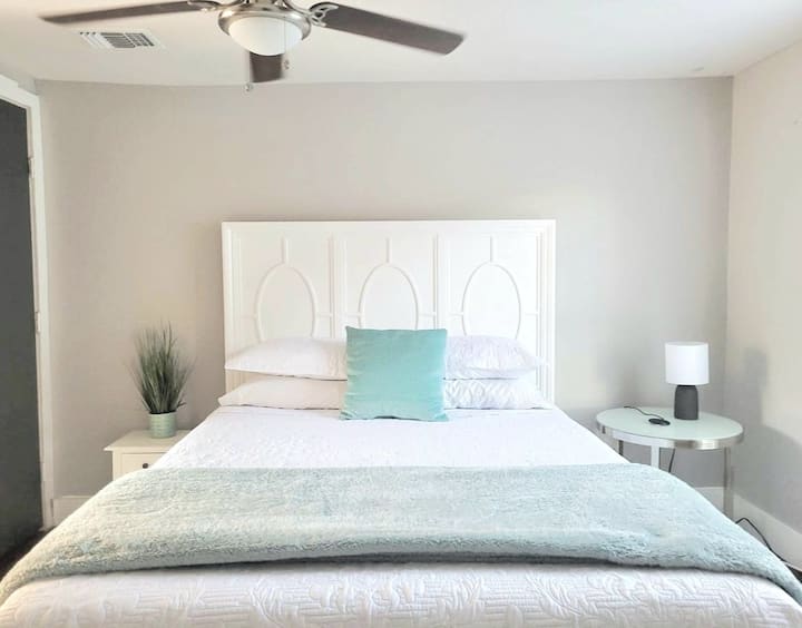 Lit Queen Size confortable avec des draps propres et frais. Rideaux occultants.