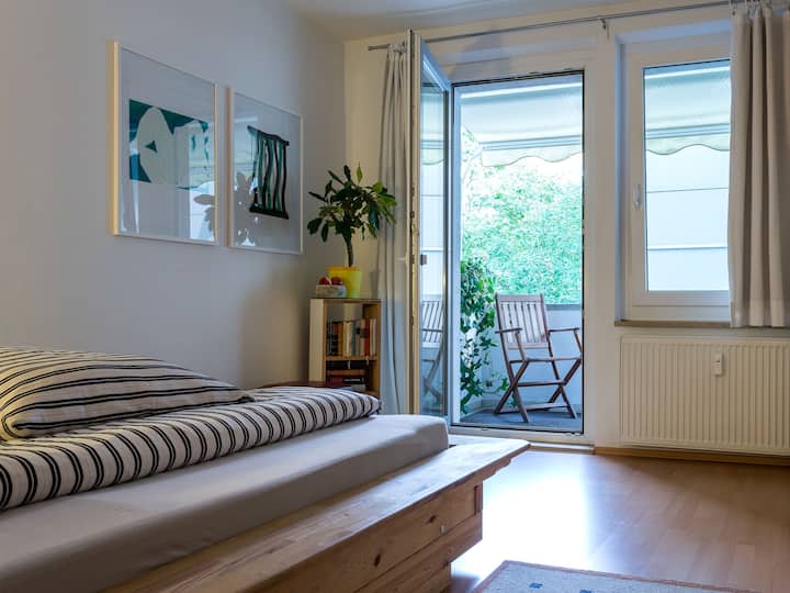 سرير فرنسي لشخصين بالإضافة إلى سرير مريح لكل ضيف  في غرفة النوم