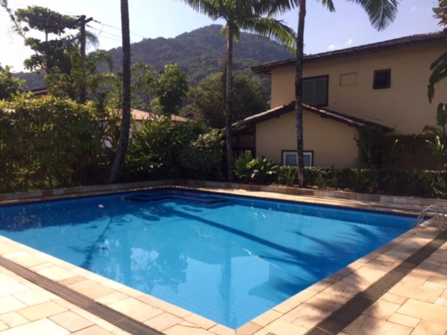 Piscina, cadeiras e guarda sol!!