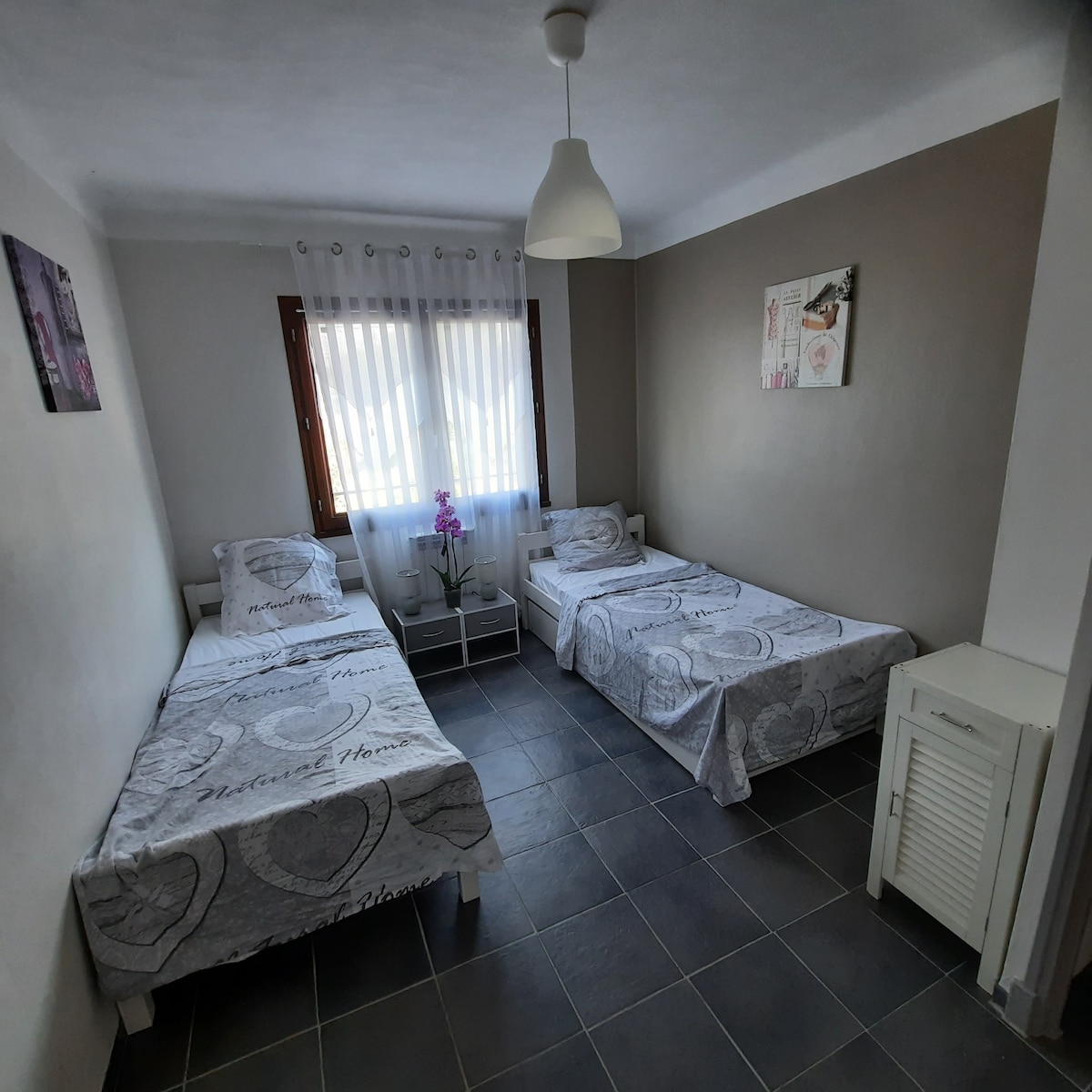 Chumba cha kulala vitanda 3 vya mtu 1 (cha 3 kiko kwenye sehemu ndogo) kilicho na kabati kubwa la kuhifadhia.