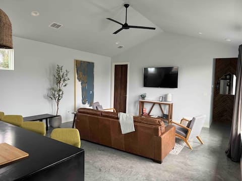 Top Airbnb: 2nd Street Retreat in Fulton