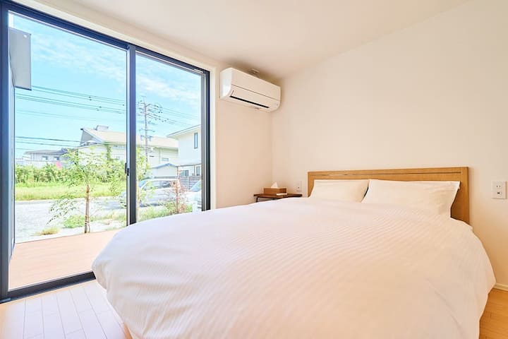 ห้องนอน ② เตียงคู่กว้าง 140 ซม.