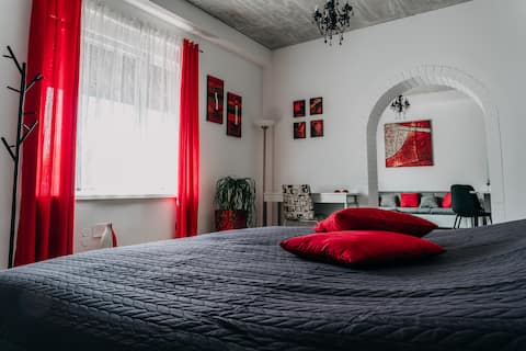 Top Airbnb: Red King Luxury Suite near City Centre in Četrtna Skupnost Jarše