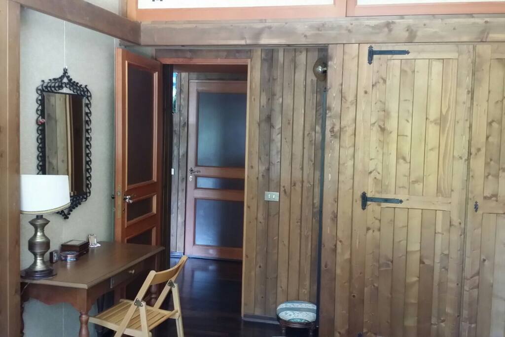 Camera da letto, armadio e scrivania