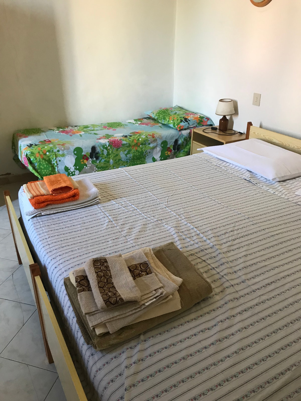 ผู้เข้าพักจะได้พบกับบรรยากาศแบบครอบครัวที่มีผ้าปูที่นอนมีกลิ่นหอมและผ้าขนหนูมากมาย