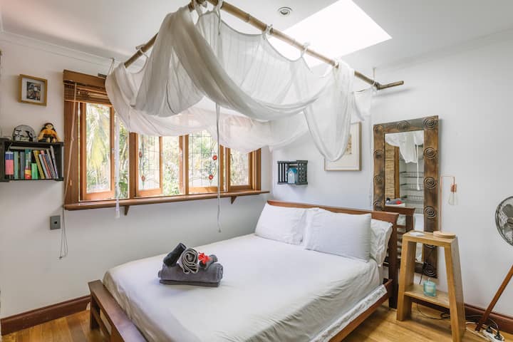 Საძინებელი ნომერი 2. ორადგილიანი საწოლი. ოპერატიული თხილამური