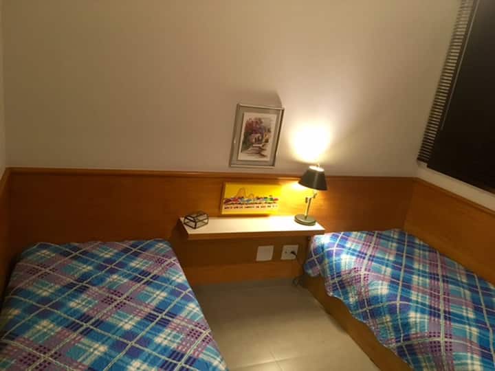 中间房，有2张单人床，其中一张是子母床