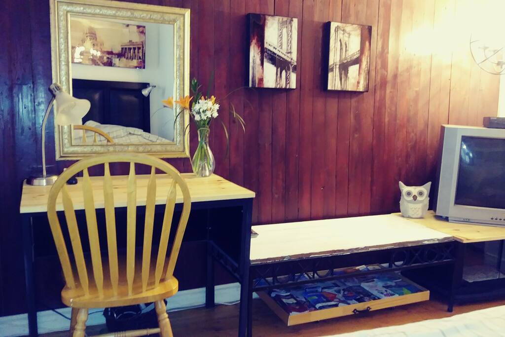 Dans votre chambre, table de travail et TV câblée.