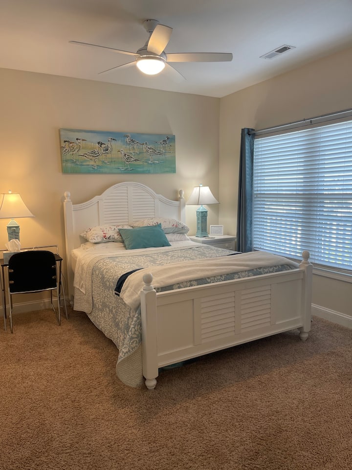 第二间卧室设有标准双人床，共用浴室。 