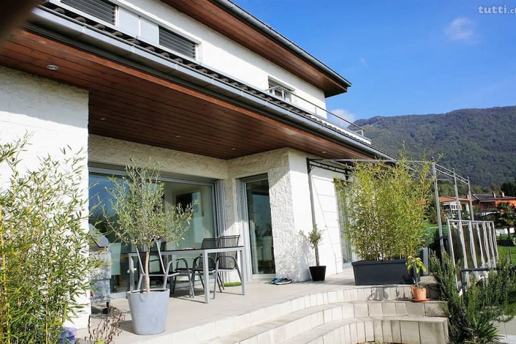 Outdoor patio with BBQ, table for 6pax