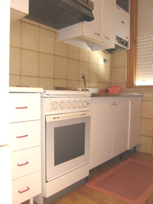 La cucina è dotata di pentole, stoviglie e posate, e di tutto il necessario per poter essere autonomi.