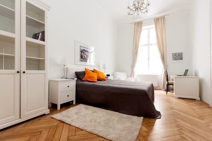 Chumba cha kulala kilicho na AC iliyojengwa ndani, iliyogawanyika kimya zaidi.