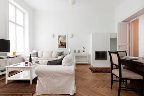 Stylish Classical Ap. Real Center - AC & FIREPLACE