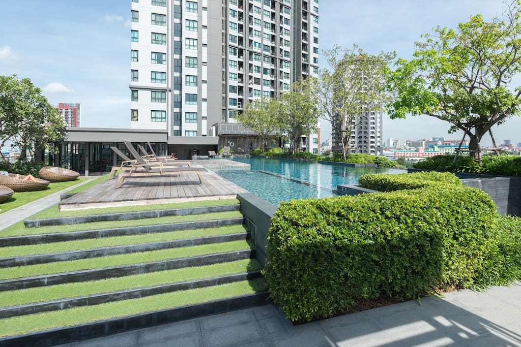 Swimming pool area with free wifi