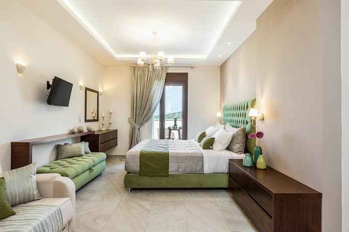 Luxurious impeccable interiors and outstanding spaciousness!