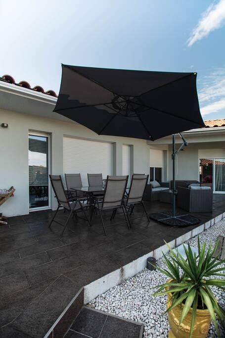 Terrasse avec coin repas côté piscine