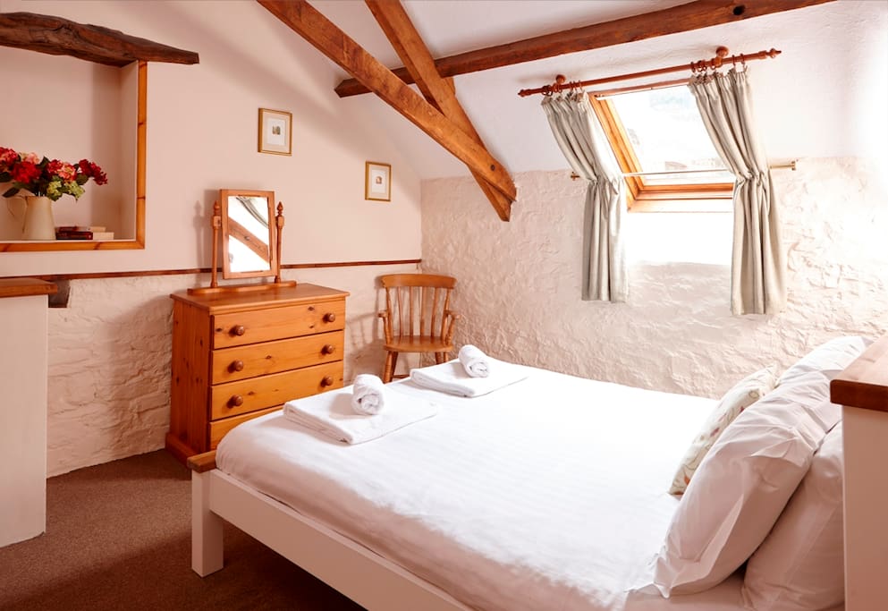 Larch Cottage - king bedroom