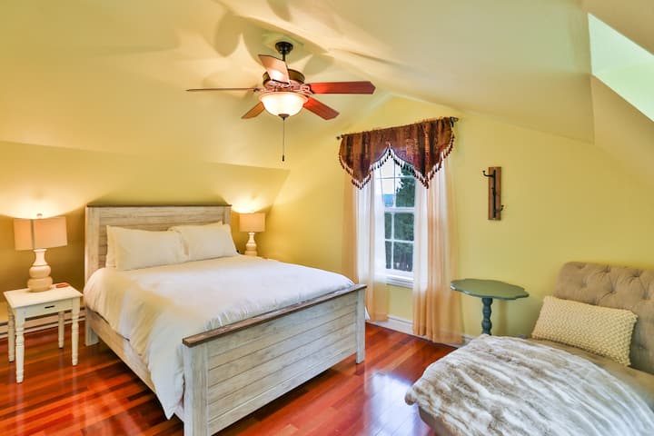 Private Apartment Over the detached garage.