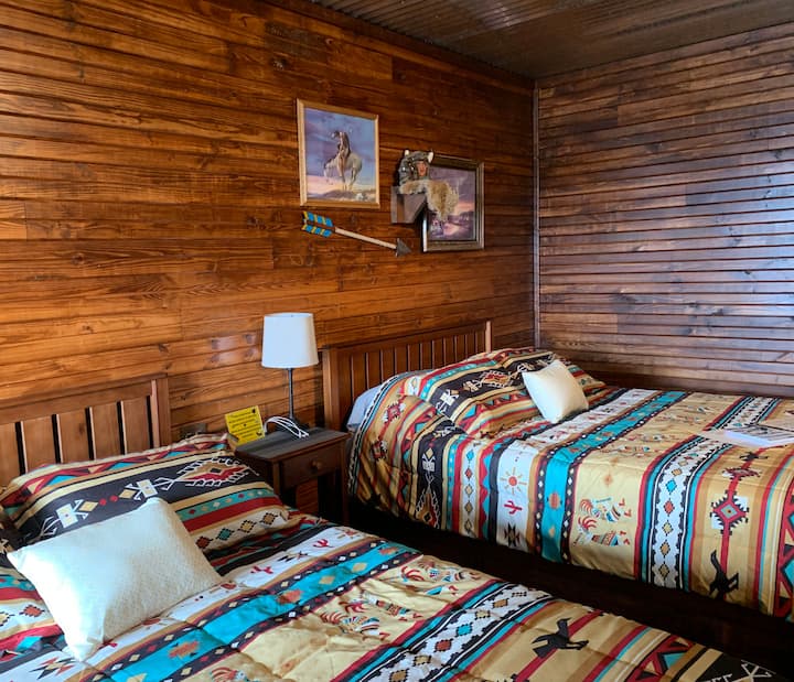 سريران كوين مريحان في The President Cabin في The  Lazy Buffalo, Cache, OK