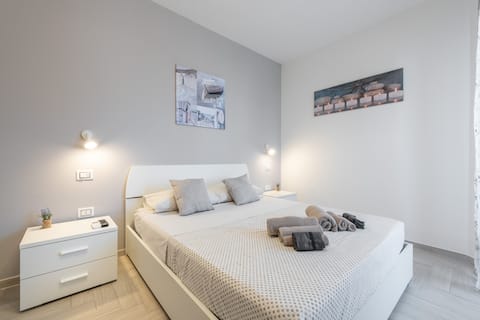 Le Domus modern apartment just steps from the sea