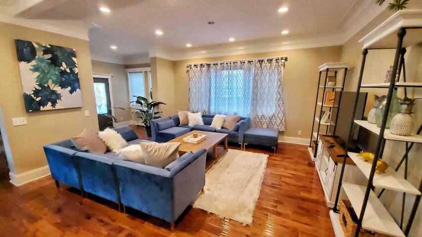 Luxury Retreat-1.5 Miles to Broadway-Sleeps 12+ gallery image 4