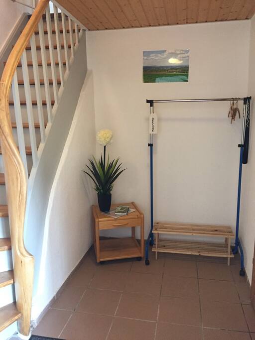Eingangsbereich mit der Treppe zur Ferienwohnung im Obergeschoss