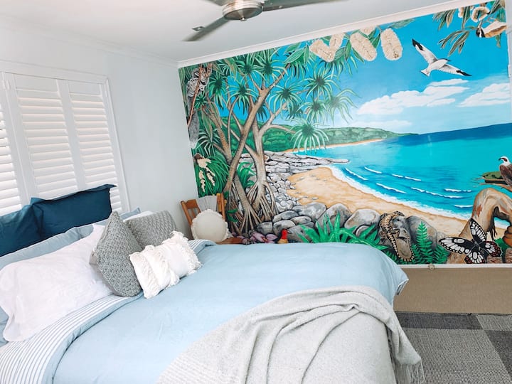 Dormitorio queen con mural.