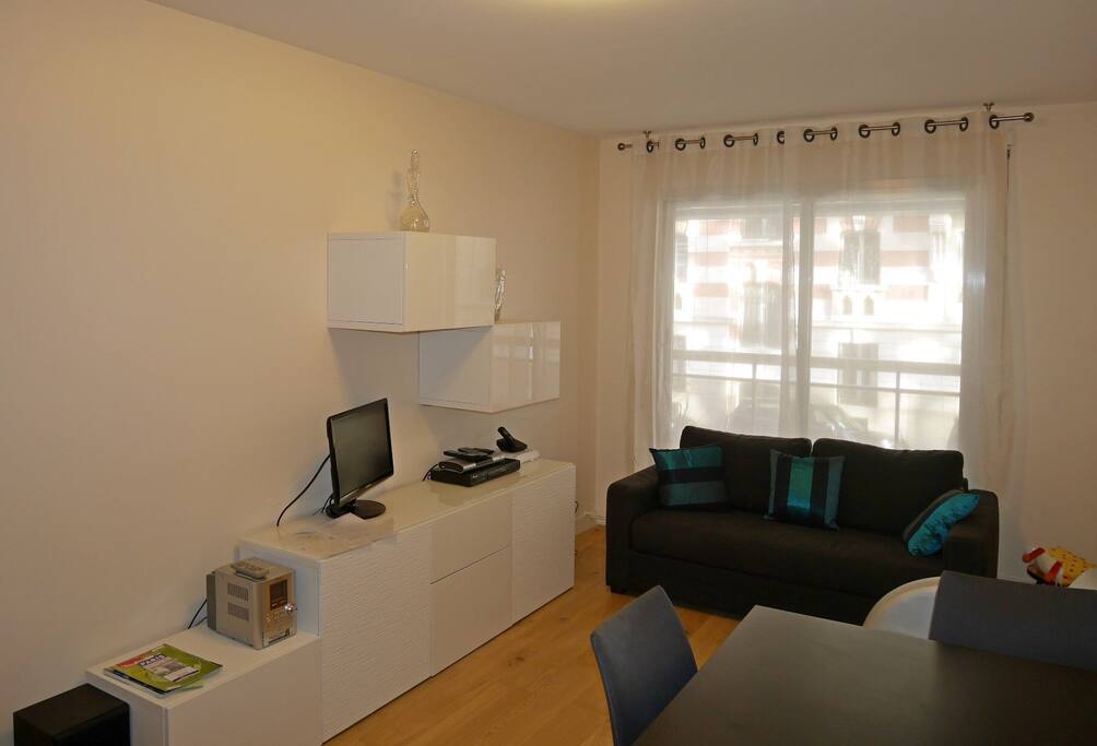 Living room / wifi / TV / sound system